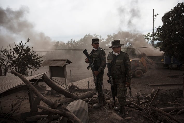 Suspenden labores de rescate en Volcán de Fuego