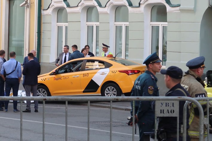 Taxi embiste a multitud en el centro de Moscú; hay dos mexicanas heridas