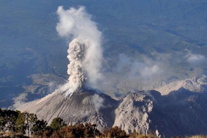 Alertan por descenso de lahar de volcán