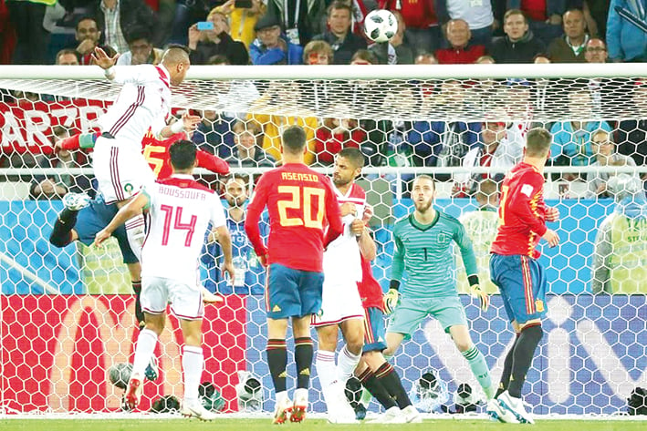 Con apuros España saca el empate