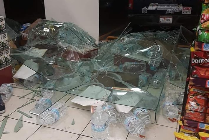 Viento destrozó vidrio de negocio