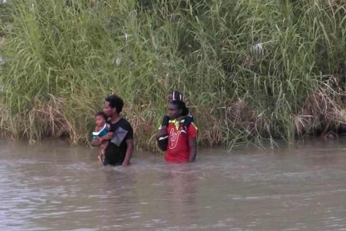 Rescatan a familia hondureña del río