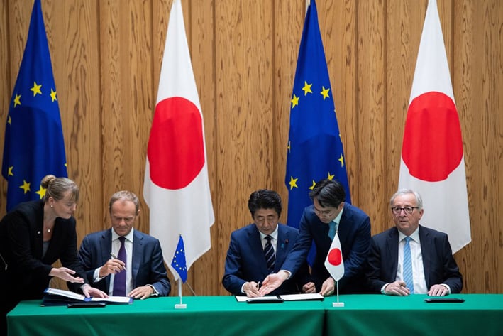 Firma la UE con Japón acuerdo de libre comercio