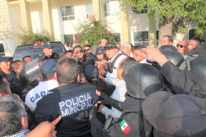 Reclamo generó enfrentamiento entre Policías