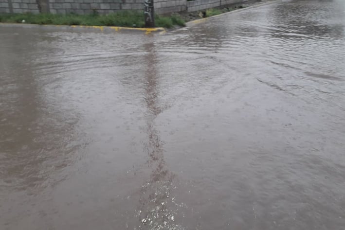 Lluvia convierte calles en arroyos