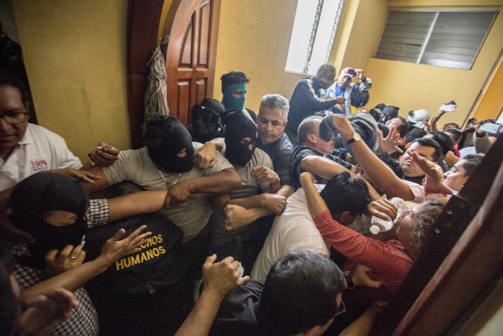 Atacan violentamente a obispos y a periodistas en Nicaragua
