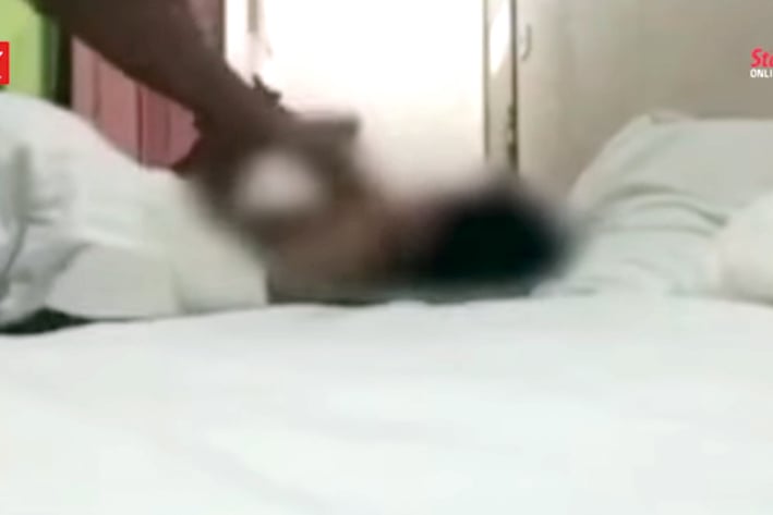 Hombre golpea brutalmente a su hija y el video se viraliza
