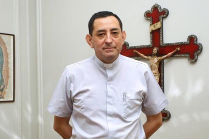 Detienen a sacerdote chileno por abuso sexual