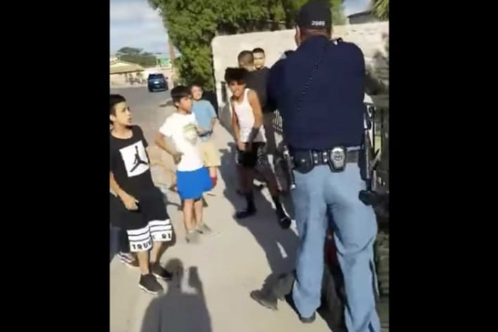 Policía apunta a niños en Texas