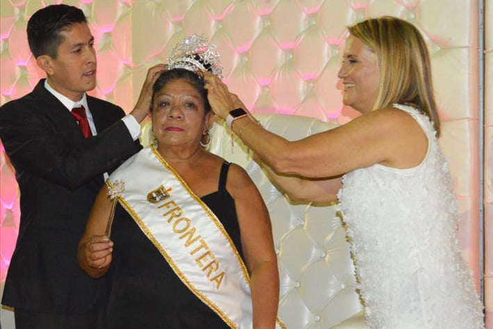 Coronan a María Leticia 1ª como Reina del Adulto Mayor