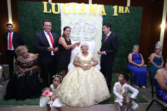 Corona a Luciana 1ª Reina del Adulto Mayor