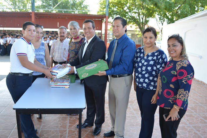 Entrega el Alcalde, Enrique Soto, paquetes escolares