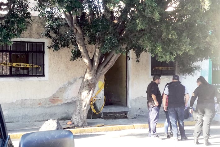 Hallan 10 cuerpos en fosa dentro de una casa en Guadalajara