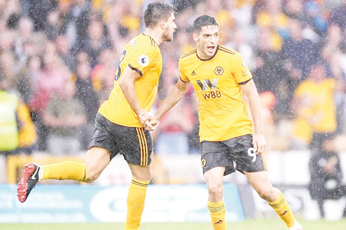 Raúl Jiménez anota y salva al Wolverhampton