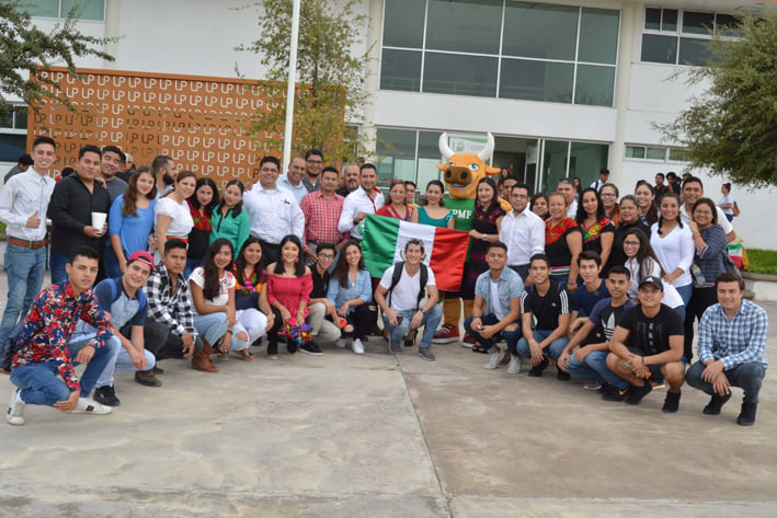 Alumnos de la UPMF realizan mañana mexicana
