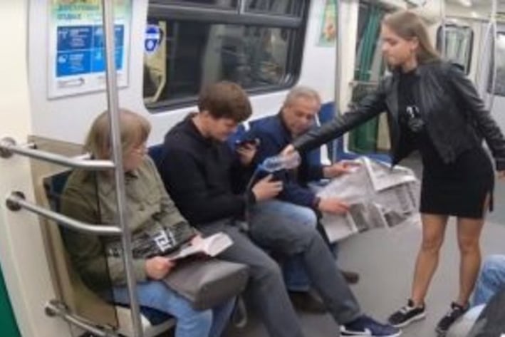 Activista vierte cloro en la ingle de hombres que abren sus piernas en el metro