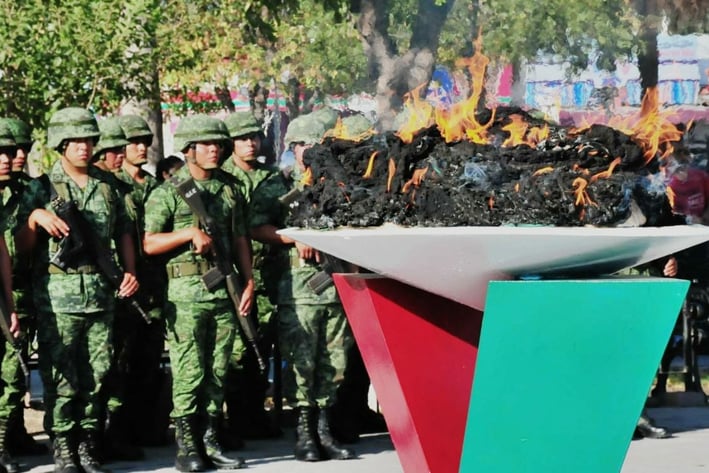 Incineran monumental Bandera de México