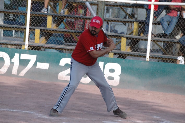 Memo Aguilar es líder bateador