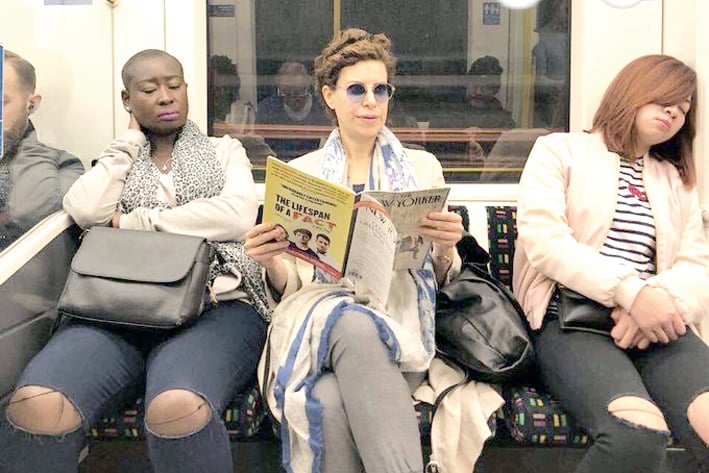 Captan a Karime Macías viajando en el metro de Londres