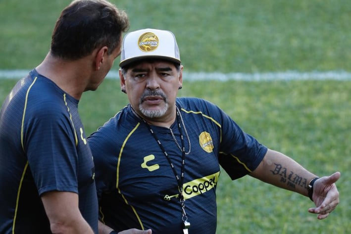 Maradona se apoya en Luis Islas
