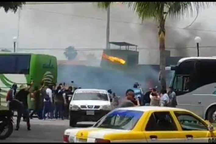 Normalistas atacan con bombas molotov el Batallón de Infantería