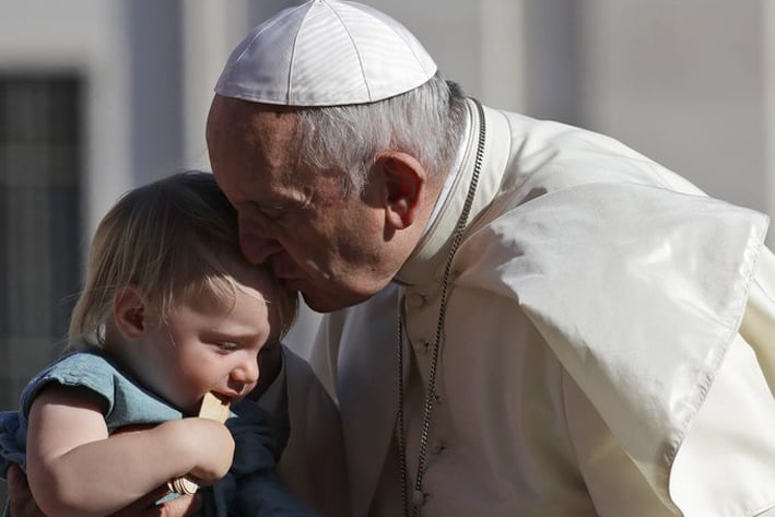 Papa dice a obispos que combatan abusos y cultura subyacente