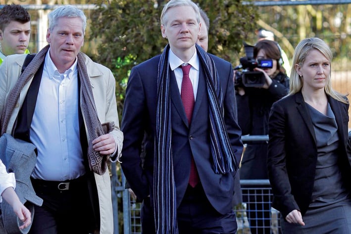 Entrega Julian Assange la dirección de Wikileaks