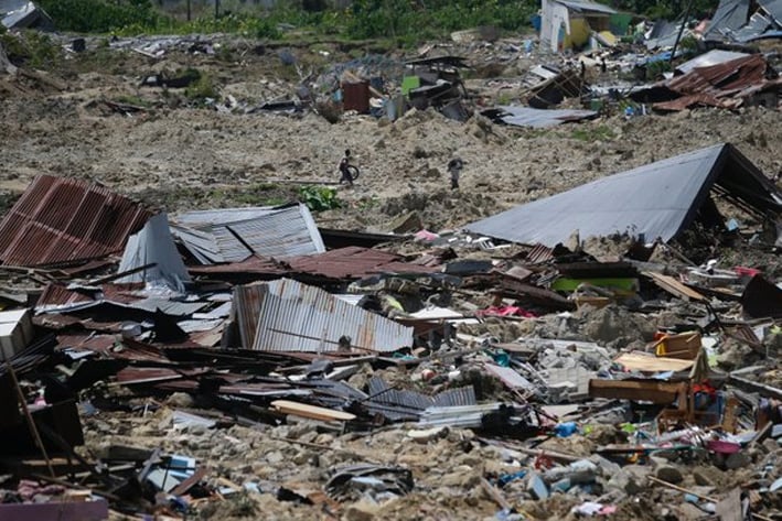 Video muestra como el suelo engulle las casas en Indonesia