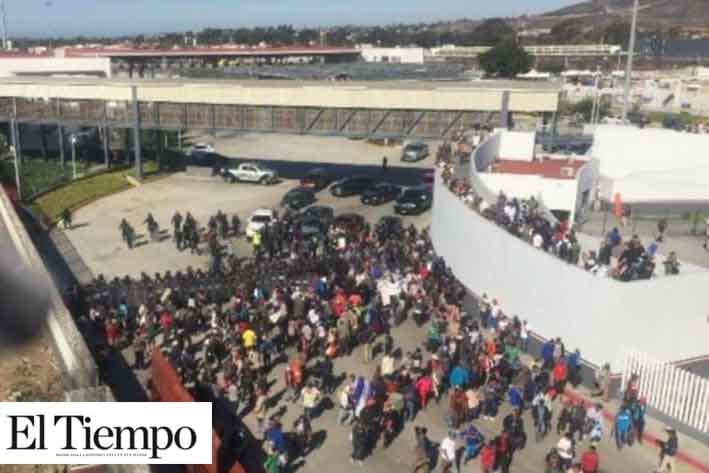 Migrantes vuelven a albergues en Tijuana, tras movilizarse en la frontera