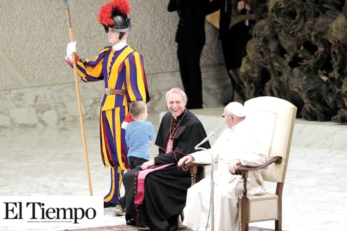 Un niño autista da la catequesis en la audiencia general del Papa Francisco
