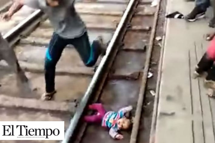 Descuida a su bebé y un tren le pasa por encima