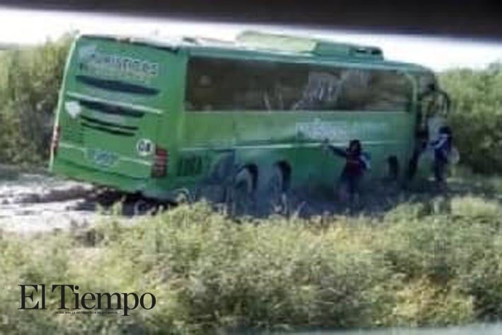 Autobús cae a arroyo con 20 estudiantes del CBTis 36