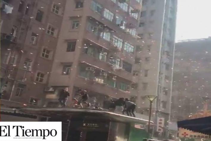 Arrestan a millonario por arrojar miles de dólares desde edificio en Hong Kong