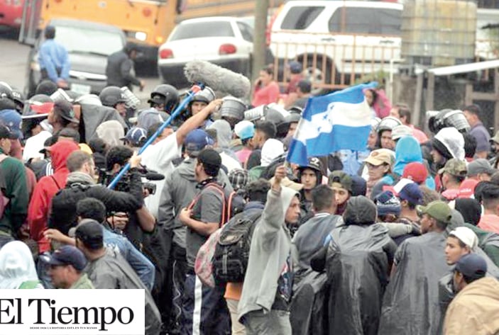 Caravana Migrante con 600 integrantes llega a México: autoridades les colocan brazaletes para facilitar trámites