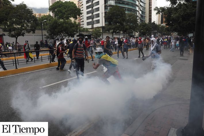 Con gas lacrimógeno policía dispersa a manifestantes opositores en Venezuela