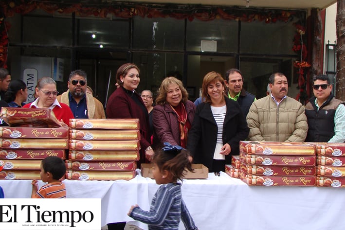 Reciben cientos de niños y adultos Rosca de Reyes
