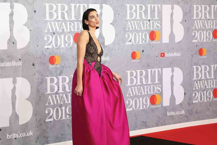 Dua Lipa y P!nk desfilan por alfombra roja de los Brit Awards