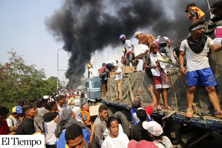Incendian y destruyen tres camiones con comida y medicamentos en frontera de Venezuela