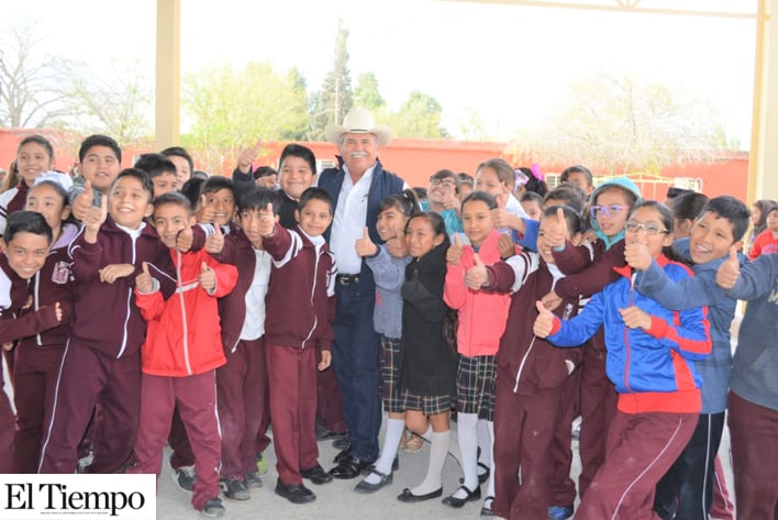 Presiden autoridades lunes cívico en la Escuela ‘Emiliano Zapata’