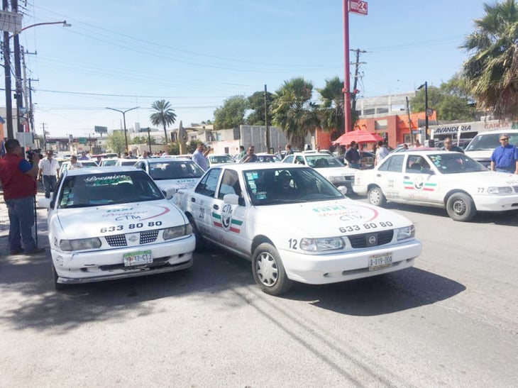 Se manifiestan taxistas en SP por detención del líder