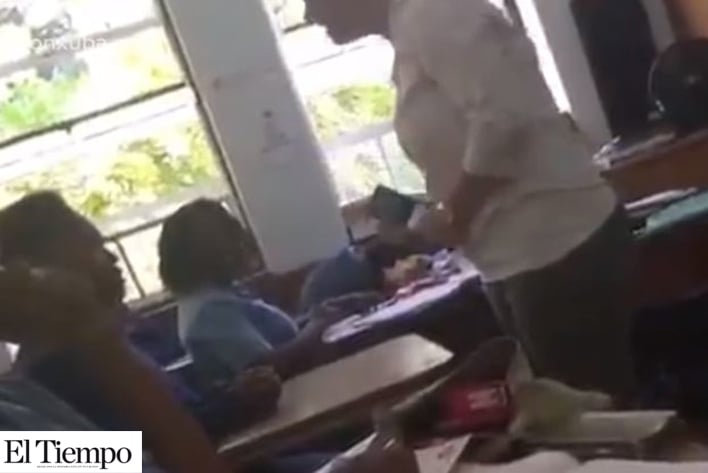 Maestra pierde el control y le da bofetada a alumna tras pedirle que guarde el celular