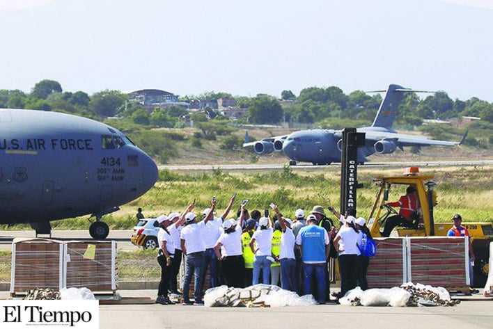 Llega ayuda para Venezuela en aviones militares; aterrizan en poblado de Colombia