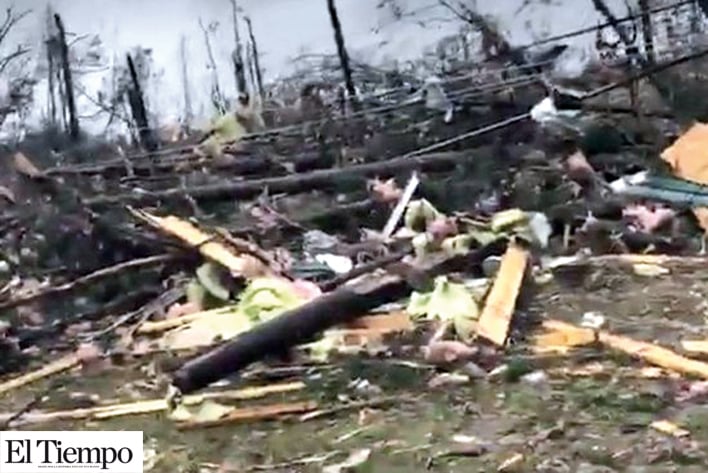 Catorce muertos deja el paso de un tornado en Alabama