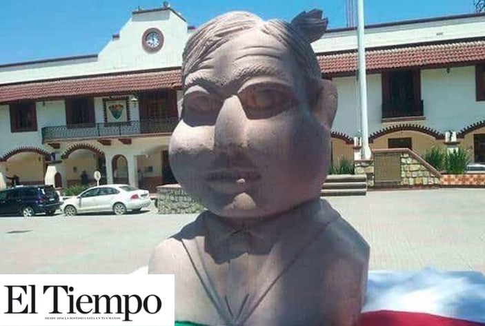 Desvelan busto de AMLO, del mismo escultor que la del 'Benito extraterrestre'