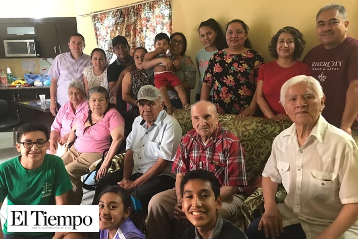 Familias de Texas visitan a abuelos del asilo