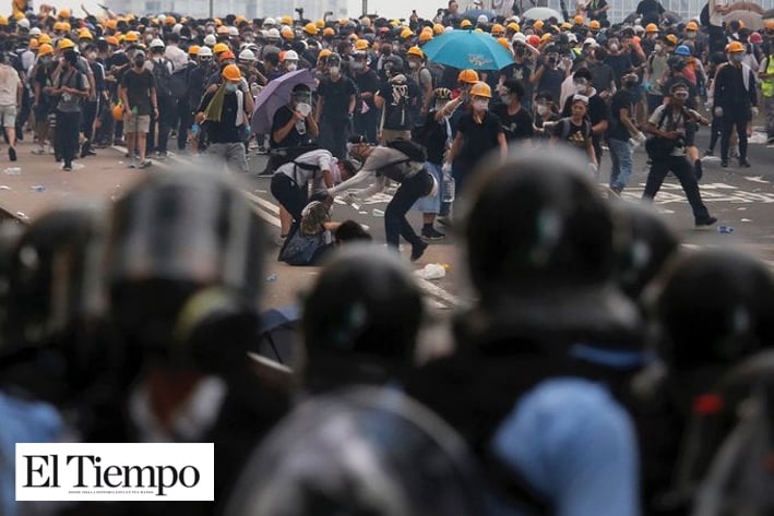 Miles de manifestantes toman Hong Kong y Policía disuelve la masiva protesta