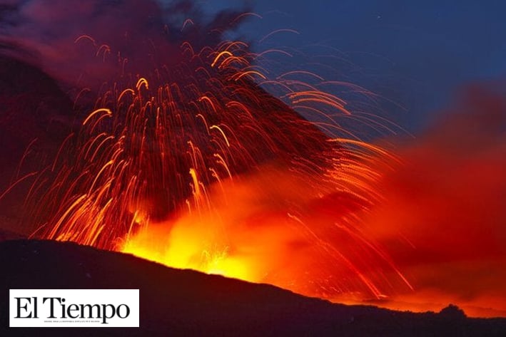El monte Etna en Italia entra en erupción