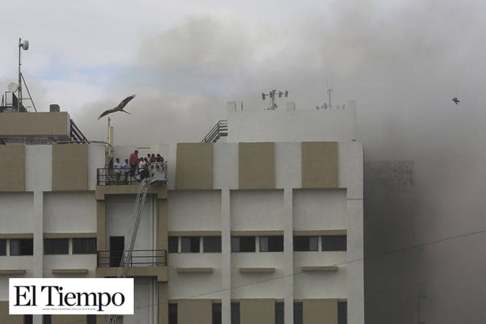 89 personas son rescatadas edificio de nueve pisos que ardía en llamas en la India
