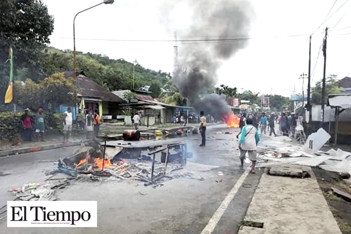 Violenta protesta en Papúa, incendian edificio parlamentario