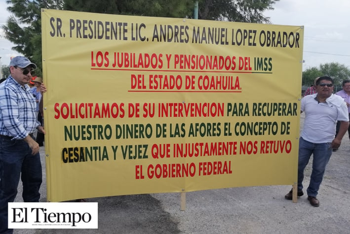Con pancartas exhiben injusticias ante AMLO